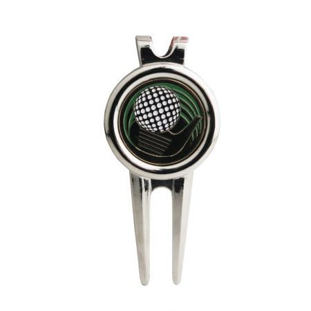 Golf divot-værktøjet har to metalpigge.