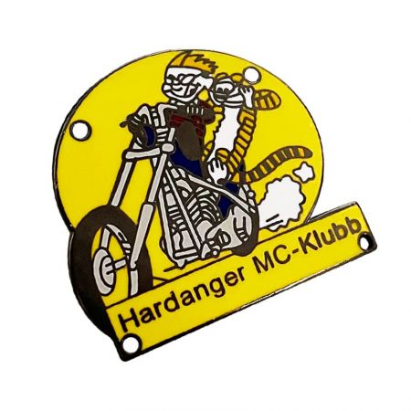 O distintivo esmaltado tem uma aparência impressionante e uma construção durável.