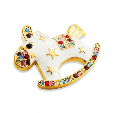 Rhinestone-Anstecknadeln sind eine großartige Möglichkeit, ein Statement zu setzen.