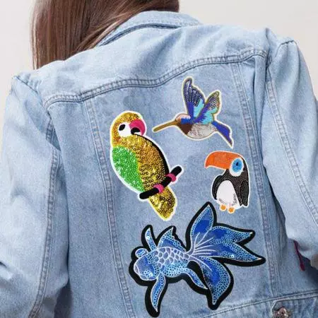 Voimme räätälöidä laadukkaita sequin-applikaatioita vaatteisiisi.