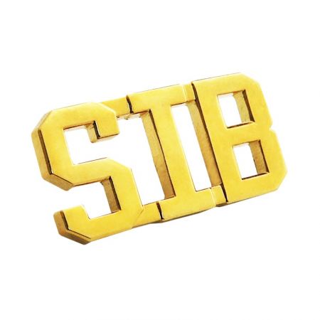 Betűs Kitűzők - A kivágott betűs kitűzőink gyönyörű emlékek egy megemlékezéshez.