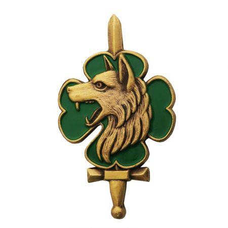 Valamalla valmistetut rintanapit voivat olla kirkkaalla tai antiikkisella pinnalla.