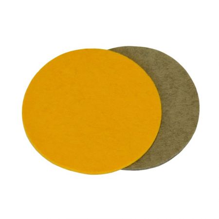 A filc ülőlap simán védi a kanapét vagy széket.