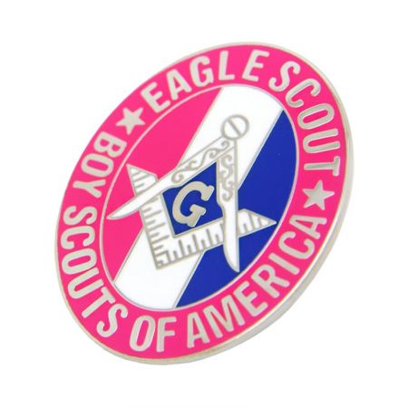 El pin masón está diseñado especialmente con símbolos masónicos.