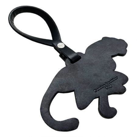 本物の革のタグは、それ自体でクラシックな存在感を持っています。