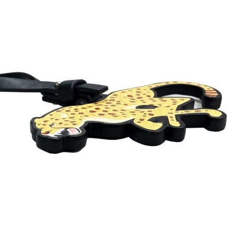 革のタグはプレゼントに良いアイデアです。