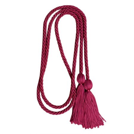 As cordas de honra estão disponíveis em cores sólidas, duplas ou triplas entrelaçadas.