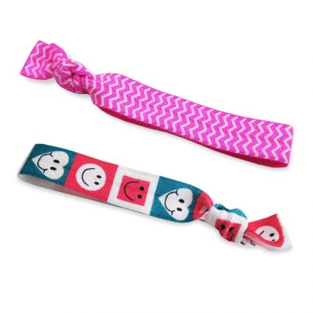 हमारे पास आपके ब्रांड या इवेंट के साथ मेल खाने के लिए स्ट्रेची हेयर टाईज के कई रंग हैं।