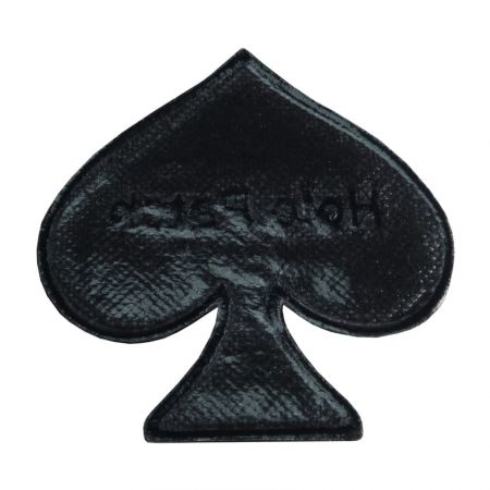 L'écusson holographique donne une couleur irisée selon l'angle de vue.