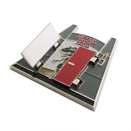 Csuklós kitűzők - A csuklós tű puha zománcból készül csuklós kialakítással.