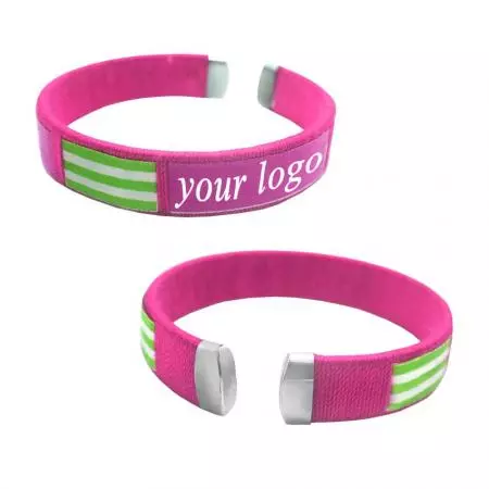 Bracelet en polyester - Nous avons de nombreux bracelets tour de cou colorés à titre de référence.