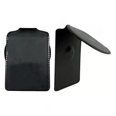 Portanombres de cuero con emblema bordado.