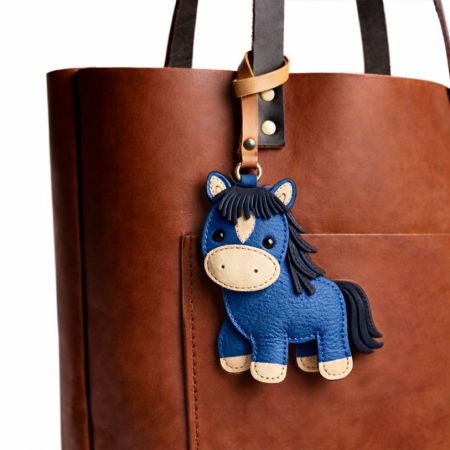 カスタムレザー バッグチャーム - エレガントなレザー バッグチャームでスタイルを高めましょう。