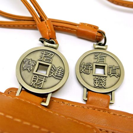 Vi kombinerer metall og lær ID-kortholder for å tiltrekke oppmerksomhet.