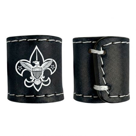 Woggles de couro com logotipo personalizados.