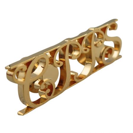 A kivágott betűs kitűzők célja, hogy kifejezzék valami jelentőségteljeset.