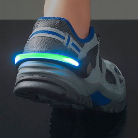 LED-kenkäklippi - LED-kenkäklippi pitää sinut näkyvänä yöllä missä tahansa sääolosuhteissa.