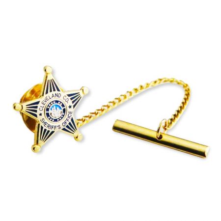 El alfiler de corbata personalizado es realmente el punto focal de cualquier atuendo formal.