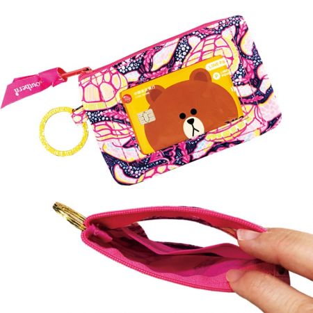 नायलॉन क्रेडिट कार्ड होल्डर आकार में बदलना आसान नहीं है।