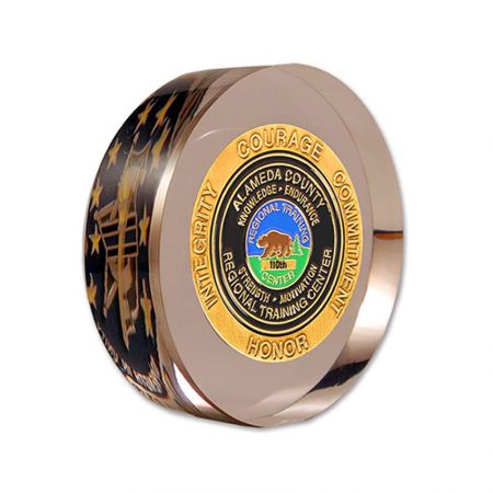 Anpassade lucite pappersvikter används som tackgåvor.