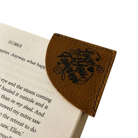 Marque-page en coin en cuir - Le marque-page en coin en cuir ferait le cadeau idéal pour tout lecteur passionné.