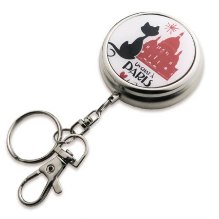 Du kan ha lommeaskebegeret i lommen eller henge det i beltet.