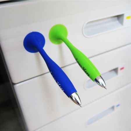 El bolígrafo de silicona es colorido y útil.