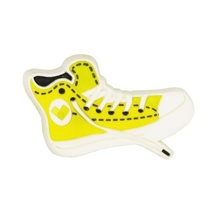 A PVC kitűzők kaphatók két szinten vagy 3D részletezéssel.