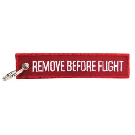 Távolítsa el a Repülés előtti kulcstartót - A te 'Remove before flight' kulcstartód különböző tervezet lehet mindkét oldalon.