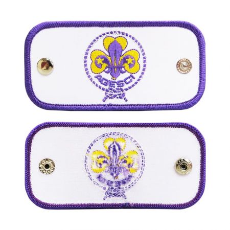 Je hebt scout halsdoek slides nodig om de halsdoek op zijn plaats te houden.