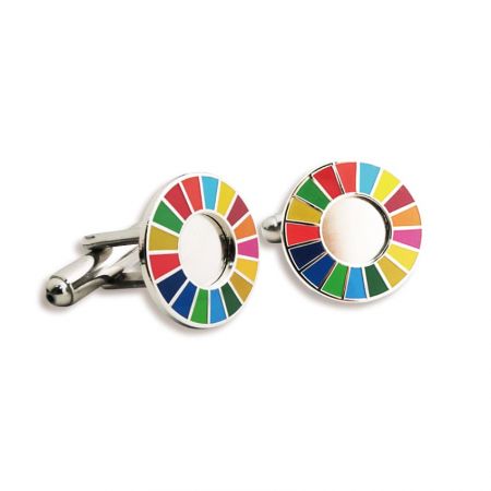 शुरूआती अक्षरों के साथ कस्टम लोगो के कफलिंक्स उपहार में अतिरिक्त भावनात्मकता जोड़ते हैं।