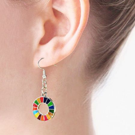 SDG-Ohrringe sind elegant und bedeutungsvoll.