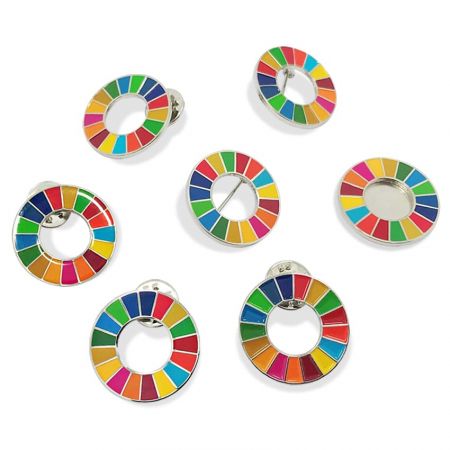 Insignia de solapa de los ODS de diseño abierto - Muestre su dedicación a apoyar la campaña con un pin de solapa de los ODS.