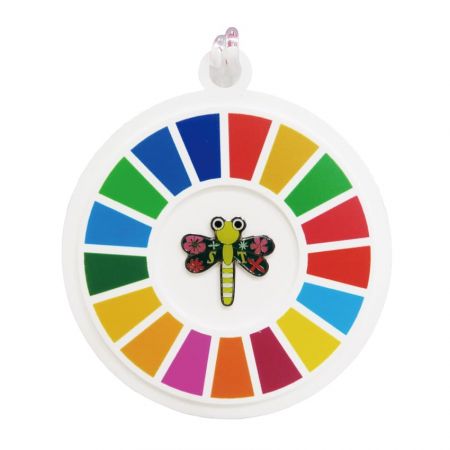 여행용 수하물 태그는 캐러셀에서 가방을 더 쉽게 찾는 데 도움이 될 수 있습니다.