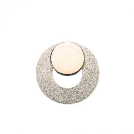 Los pines magnéticos de ODS personalizados son perfectos para campañas de responsabilidad social corporativa.