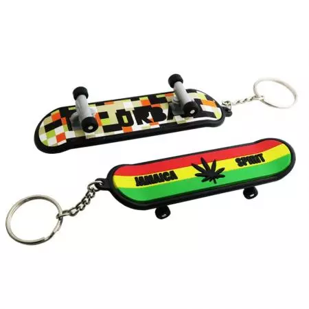 Porte-clés en plastique avec des designs en PVC - Le porte-clés skateboard peut en faire un cadeau fantastique pour tout skateur.