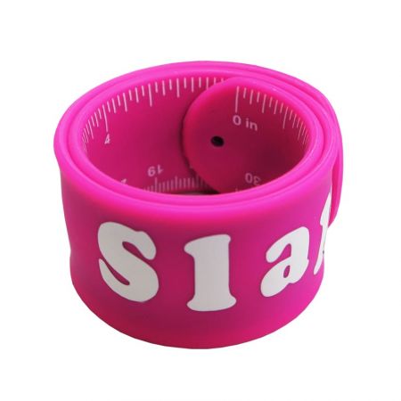 कस्टम स्लैप बैंड लोगो को उभारा या दबाया जा सकता है या सिल्कस्क्रीन प्रिंटिंग की जा सकती है।