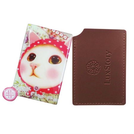 यह एक नाजुक स्टेनलेस स्टील पॉकेट मिरर है जिसमें एक लेदर केस है।