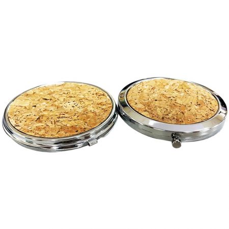 ポケットに収まるサイズのミニ化粧鏡は、簡単に収納できます。