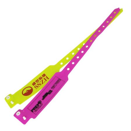 एकबार उपयोग के लिए विनाइल PVC ब्रेसलेट पानी से सुरक्षित, टिकाऊ और हल्के हैं।