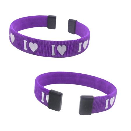 The lanyard wristband is suitable for sports or school events.