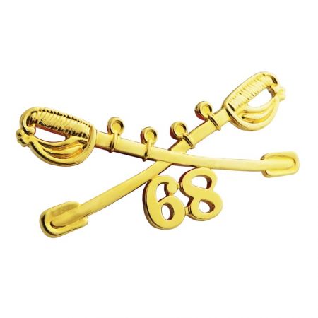 Nämä valamalla valmistetut rintanapit ovat täydellisiä "leikattujen" kirjainten tyyliin.