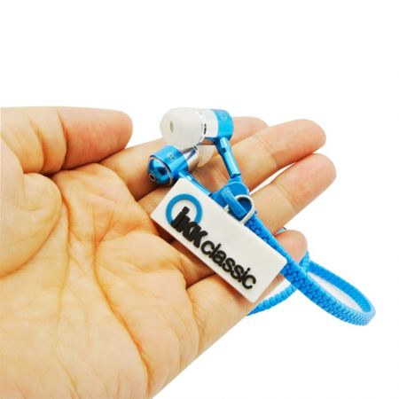 هدفونهای زیپر دارای میکروفون داخلی برای مکالمه بدون دست است.