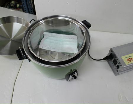 Coloque a máscara usada em (não adicione água na panela externa)
