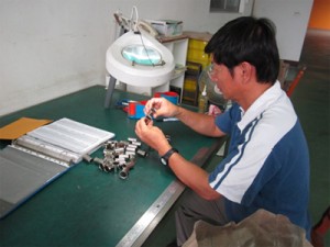 Ingegneri che conducono ispezioni dei circuiti degli inverter presso il laboratorio R&D di Drow Enterprise