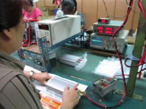 Test di affidabilità in camera di invecchiamento per inverter e alimentatori