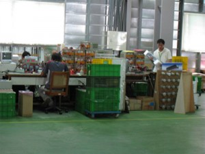 Magazzino conforme agli standard ISO che gestisce inverter e componenti finiti per la spedizione globale