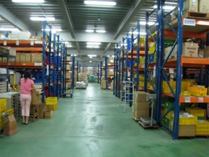 Magazzino organizzato e area di prodotti finiti pronta per la spedizione globale