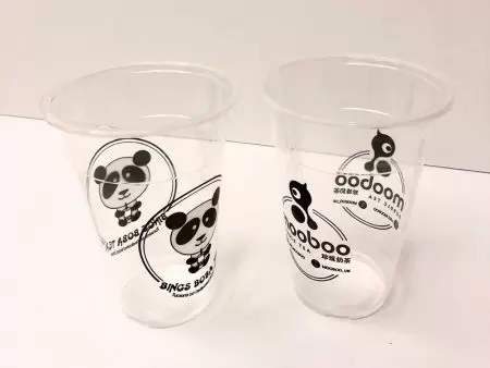 Gepersonaliseerd ontwerp op plastic drinkbekers voor merkpromotie.