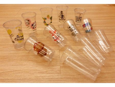 Опыт в индивидуальной печати с разнообразием цветов для пластиковых стаканов для напитков.